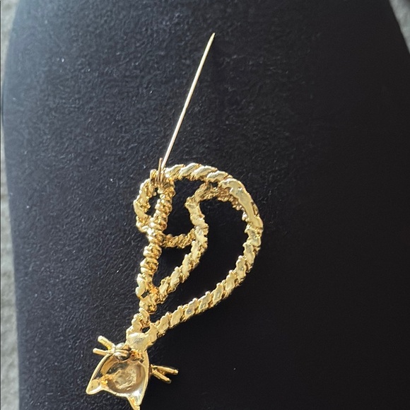 Elegant Gold Cat Brooch - Picture 4 of 5